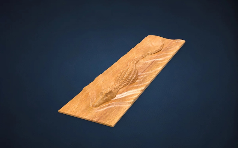 K&ouml;nnte beinhalten: Eine Wanddekoration aus Holz mit einem geschnitzten Krokodil-Design. Das Krokodil ist in Schwimmposition dargestellt, mit Kopf und Schwanz sichtbar. Das Holz ist hellbraun und hat eine nat&uuml;rliche Maserung.