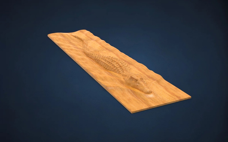 K&ouml;nnte beinhalten: Eine Holzschnitzerei eines Krokodils, das in einem wellenf&ouml;rmigen Muster schwimmt. Die Schnitzerei ist aus hellem braunem Holz gefertigt und hat eine realistische Textur.