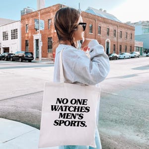 No One Watches メンズ スポーツ コットン キャンバス トートバッグ、フェミニズム、WNBA、NWSL、女性アスリートのエンパワーメント、面白いコーチギフト、シンプルなグラフィック
