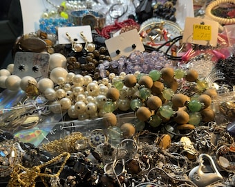Gran bolsa de 2,2 kg de joyas, todas ponibles.