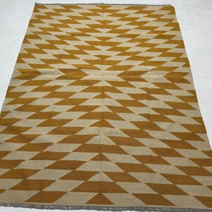 Handgewebter Kelim Teppich: Geometrisches Chevron Design (152 x 215 cm)