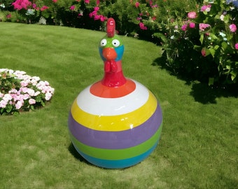 Regenbogen-Hühnerstatue. Detaillierte Hühnerfigur. Garten-, Hinterhof- oder Terrassenfigur