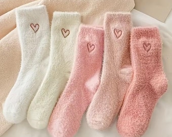 Calzini morbidi con ricamo a cuore – Un regalo accogliente per San Valentino