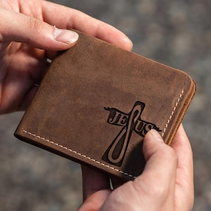 Cartera cristiana de cuero para hombre, billetera con la cruz de Jesús grabada, hecha a mano, regalo religioso para él, regalo para el Día del Padre basado en la fe.