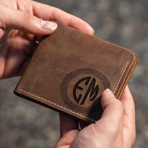 Cartera de cuero personalizada para hombre, billetera con monograma grabado personalizado, billetera plegable hecha a mano, regalo rústico para él, idea de regalo para el Día del Padre