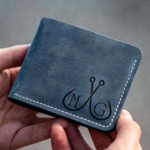 Cartera de cuero con monograma personalizado para hombre, diseño de anzuelo de pesca, regalo grabado personalizado, billetera plegable hecha a mano, regalo para pescador.