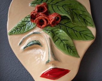 Masque décoratif mural fait main avec fleur et feuille rouges, oeuvre d'art, masque en céramique en forme de visage de belle femme à suspendre pour la fête des mères