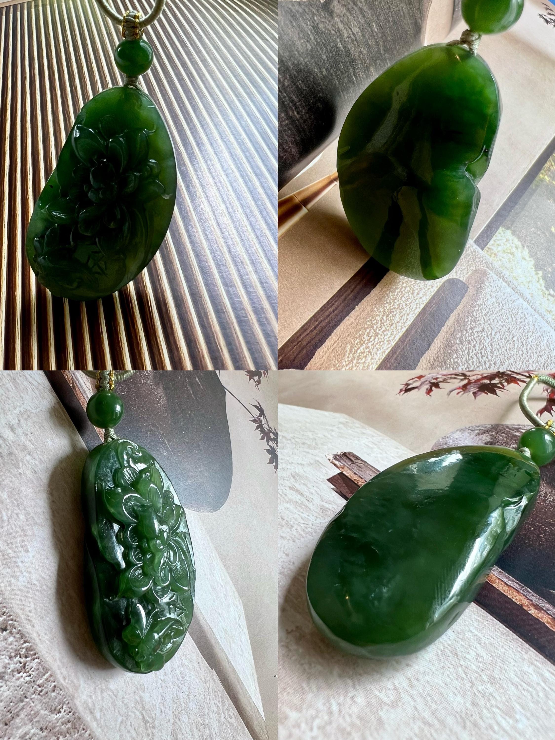 グリーンネフライト翡翠の蓮とトンボのペンダントネックレス：手彫り