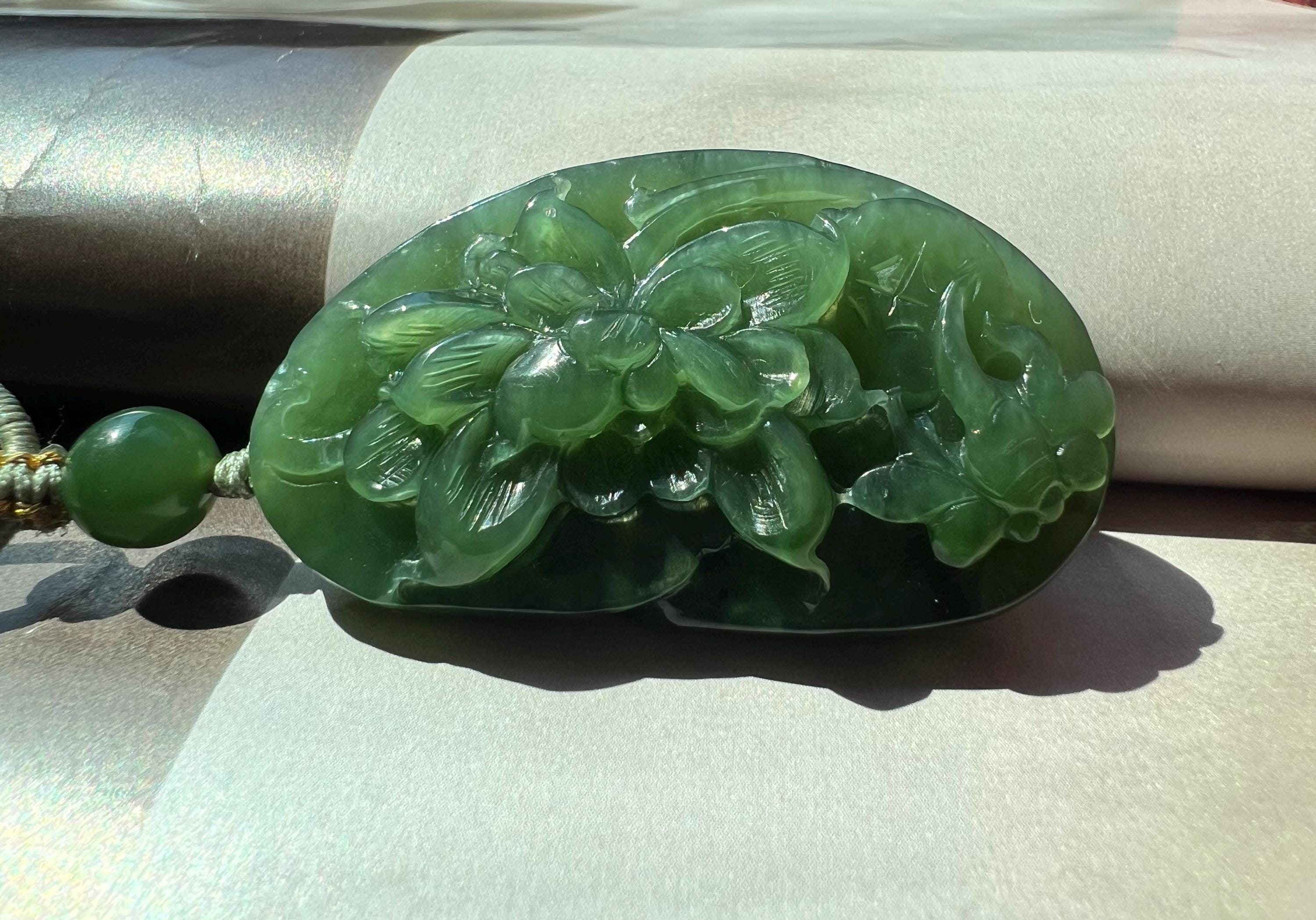 グリーンネフライト翡翠の蓮とトンボのペンダントネックレス：手彫り