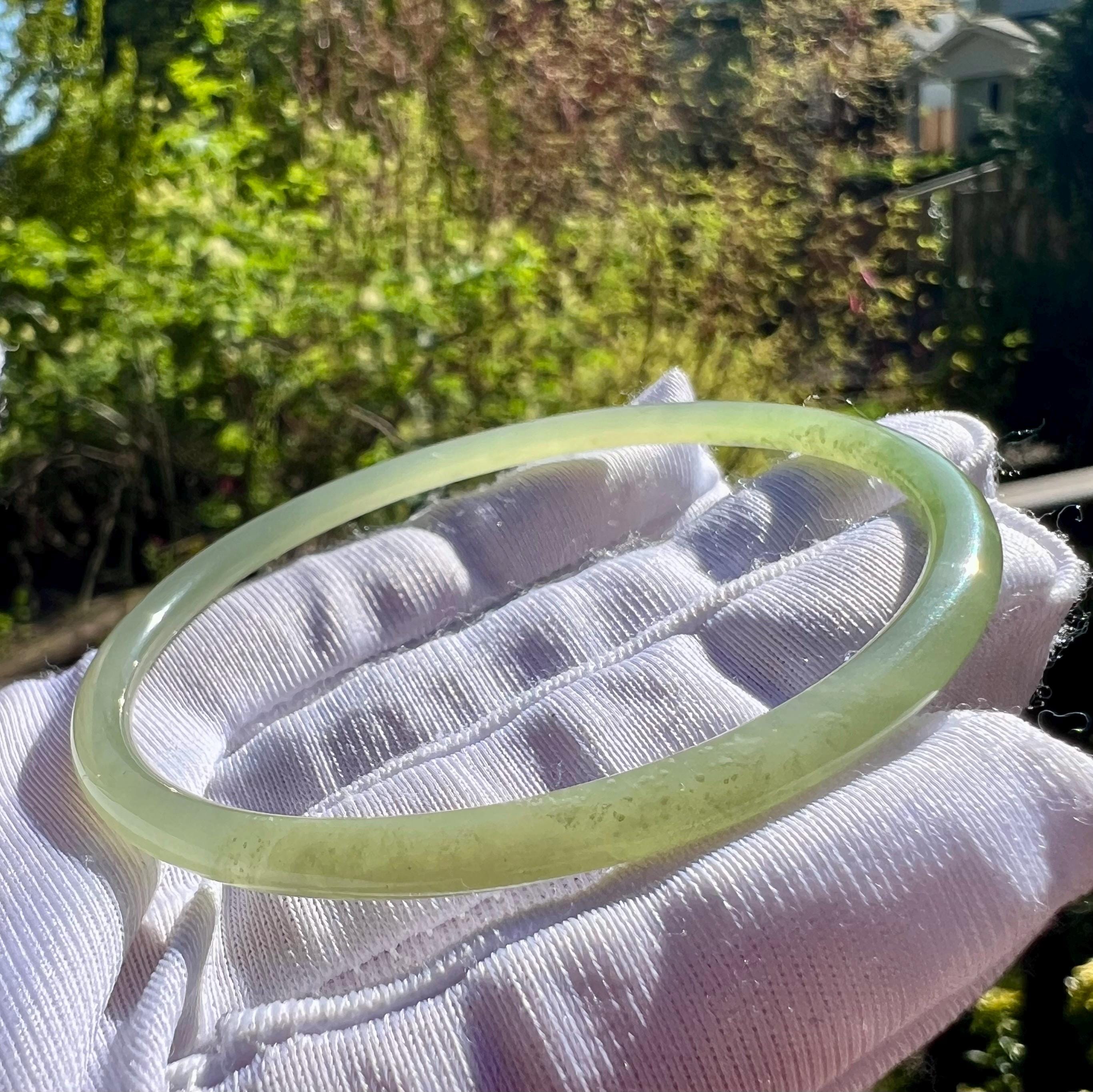 56.6 mm アイシーグリーンネフライト翡翠バングル：清水ダングル