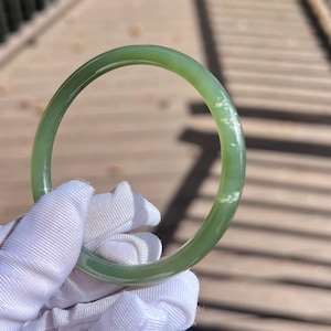 57 mm 認定天然氷湖グリーンネフライト バングル/ダングリングバングル 天然软玉 湖水绿 细圆条手镯 美人条 叮当镯 冰润起莹光 #0770