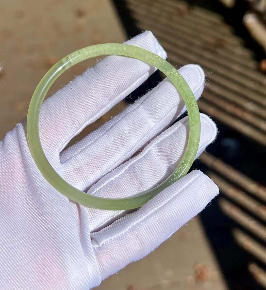 56.6 mm アイシーグリーンネフライト翡翠バングル：清水ダングル