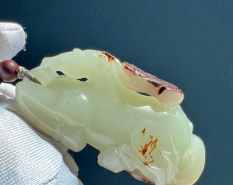 Colgante de caballo Tang de jade natural certificado/nefrita de río/piel y poros naturales/天然精品软玉 收藏级河料 青白玉唐马 独籽手把件#5096 枣红原皮俏色雕刻马上封侯 油如膏脂 细度绝佳