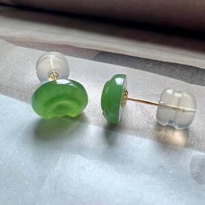 グリーンネフライト翡翠イヤリング、18金スタッド、吉兆雲如意デザイン 
