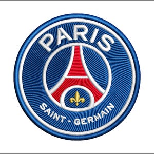 Puede incluir: Parche bordado con el logotipo del Paris Saint-Germain (PSG). El diseño incluye un círculo exterior azul con las palabras "PARIS" y "SAINT-GERMAIN" en blanco. El centro presenta una Torre Eiffel roja y una flor de lis dorada.