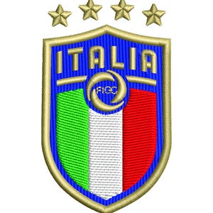 Puede incluir: Un parche bordado que presenta el escudo de la selección nacional de fútbol de Italia. El escudo muestra la palabra ITALIA en dorado, un logotipo central de la FIGC y los colores de la bandera italiana verde, blanco y rojo, con cuatro estrellas doradas.