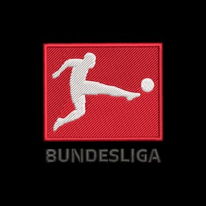 Op de afbeelding: Een geborduurde patch met een rood vierkant en een wit silhouet van een voetballer die tegen een bal schopt. Onder het vierkant staat het woord BUNDESLIGA geborduurd in witte hoofdletters. Het ontwerp staat op een effen zwarte achtergrond.