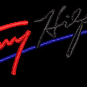 Puede incluir: Logotipo bordado de Tommy Hilfiger en rojo, negro y azul sobre fondo negro. La palabra "Tommy" está en rojo, con una línea azul. La palabra "Hilfiger" está en negro, con una línea azul.