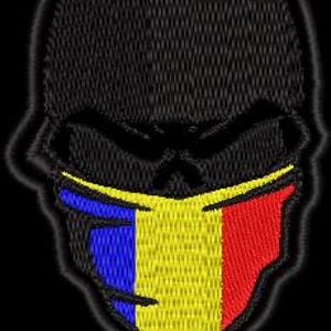Puede incluir: Parche bordado con un diseño de calavera negra estilizada con una máscara facial. La máscara facial muestra los colores de la bandera rumana: rayas verticales azules, amarillas y rojas. El parche tiene un borde negro, para ropa.
