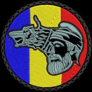 Puede incluir: Parche bordado con un lobo estilizado y una cara barbuda, sobre un fondo de rayas azules, amarillas y rojas, enmarcado por un borde negro. El diseño está detallado con hilo gris, creando una apariencia texturizada.