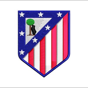 Pode incluir: Patch bordado com o brasão do Atlético de Madrid. O design inclui uma borda azul, estrelas brancas e um escudo dividido em listras vermelhas e brancas. Um emblema de árvore e urso está no canto superior esquerdo.
