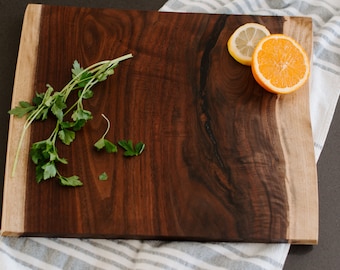 Charkuterier i lövträ, skärbräda, skärblock, serveringsfat, mittdekoration, handgjord valnötsbräda. Specialbeställningar finns tillgängliga.