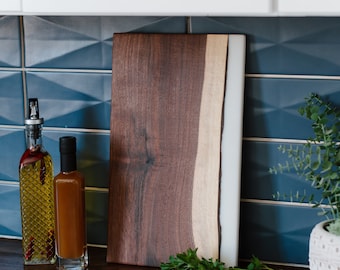 Skärbräda i lövträ och epoxi, huggblock, charkuteribräda. Lokal valnöt och epoxiharts.