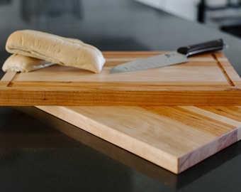 Skärbräda av slaktblock, huggblock eller ostbräda. Handgjord av lokalt frästa lövträd.