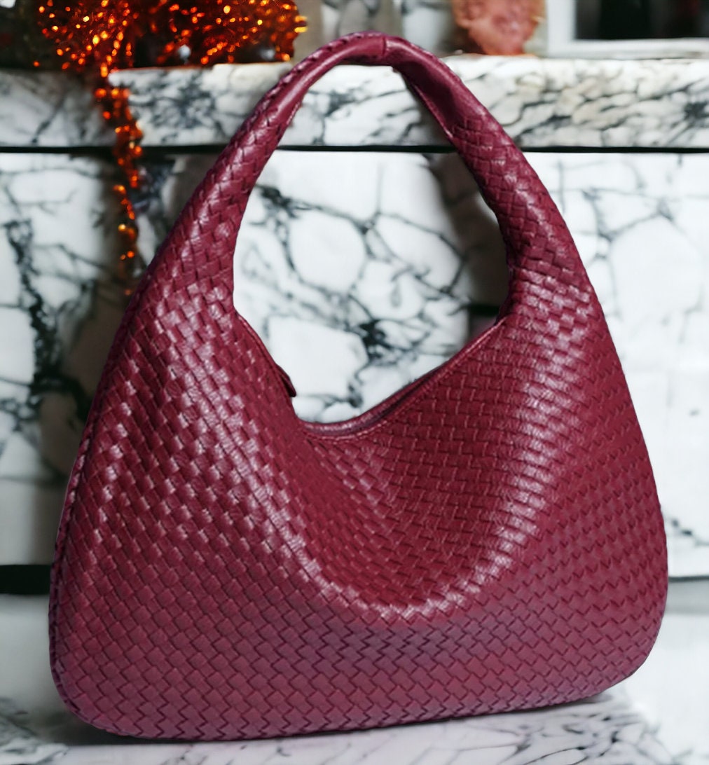Red shop woven bag