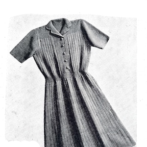 Puede incluir: Un vestido de punto gris con cuello, mangas cortas y cierre de botones en la parte delantera.