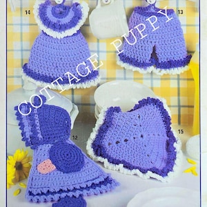 Puede incluir: Cuatro posavasos de ganchillo en morado y blanco con un borde de ganchillo blanco. Los posavasos tienen forma de vestido, pantalones cortos, corazón y pájaro. La imagen incluye los números 12, 13, 14 y 15.