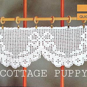 Könnte beinhalten: Ein weißer Häkelvorhang mit gewellten Rändern, der an einer Holzstange mit goldenen Clips hängt. Der Vorhang ist oben rechts mit "QUICK CROCHET WE" und "VALANCES" beschriftet und unten in der Mitte mit "COTTAGE PUPPY".