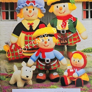 Könnte beinhalten: Strickmuster für eine vierköpfige Puppenfamilie und einen Hund. Die Puppen sind in traditioneller schottischer Kleidung mit Kilts und karierten Mustern gekleidet. Der Hund ist weiß und hat eine schwarze Nase. Das Muster trägt den Titel "Double Knitting Yarn" und enthält Anleitungen zum Herstellen der Puppen und des Hundes.