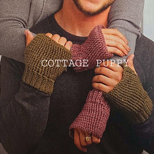 Può includere: Primo piano di due paia di guanti senza dita lavorati a maglia in verde oliva e malva. Il testo "COTTAGE PUPPY" è visibile. I guanti sono realizzati con un filato strutturato e sembrano caldi e accoglienti.