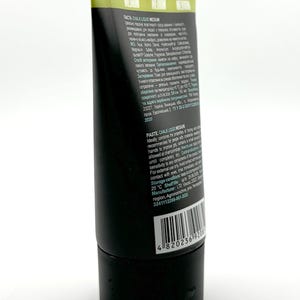 Może przedstawiać: Czarna tuba "TACTA CHALK LIQUID MEDIUM" z białym i zielonym tekstem. Tuba ma czarną nasadkę i kod kreskowy. Produkt to pasta do farbowania i jest zalecany do poprawy sk&oacute;ry.