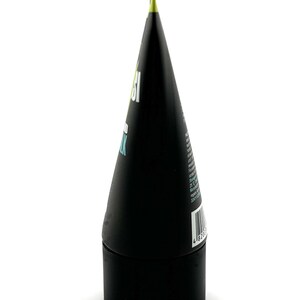 Może przedstawiać: Czarny, stożkowaty pojemnik na produkt z cylindryczną podstawą. Pojemnik ma spiczastą g&oacute;rę i etykietę z tekstem w kolorze białym i turkusowym. Tło jest białe.