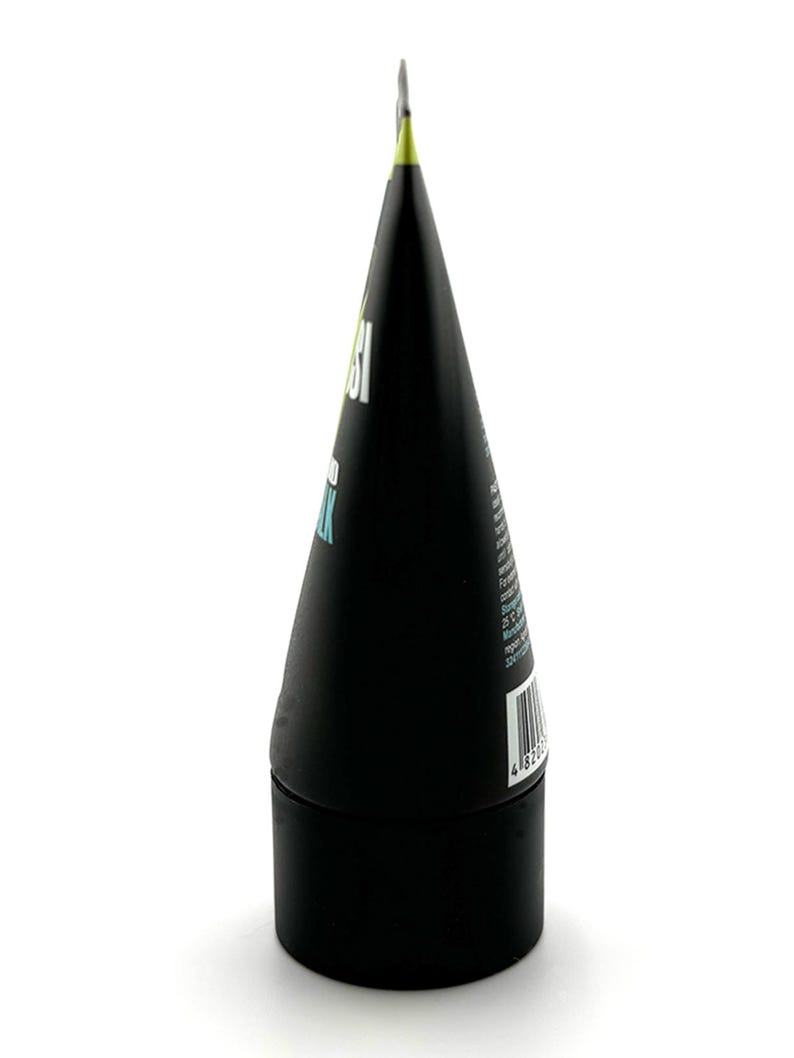 Może przedstawiać: Czarny, stożkowaty pojemnik na produkt z cylindryczną podstawą. Pojemnik ma spiczastą g&oacute;rę i etykietę z tekstem w kolorze białym i turkusowym. Tło jest białe.