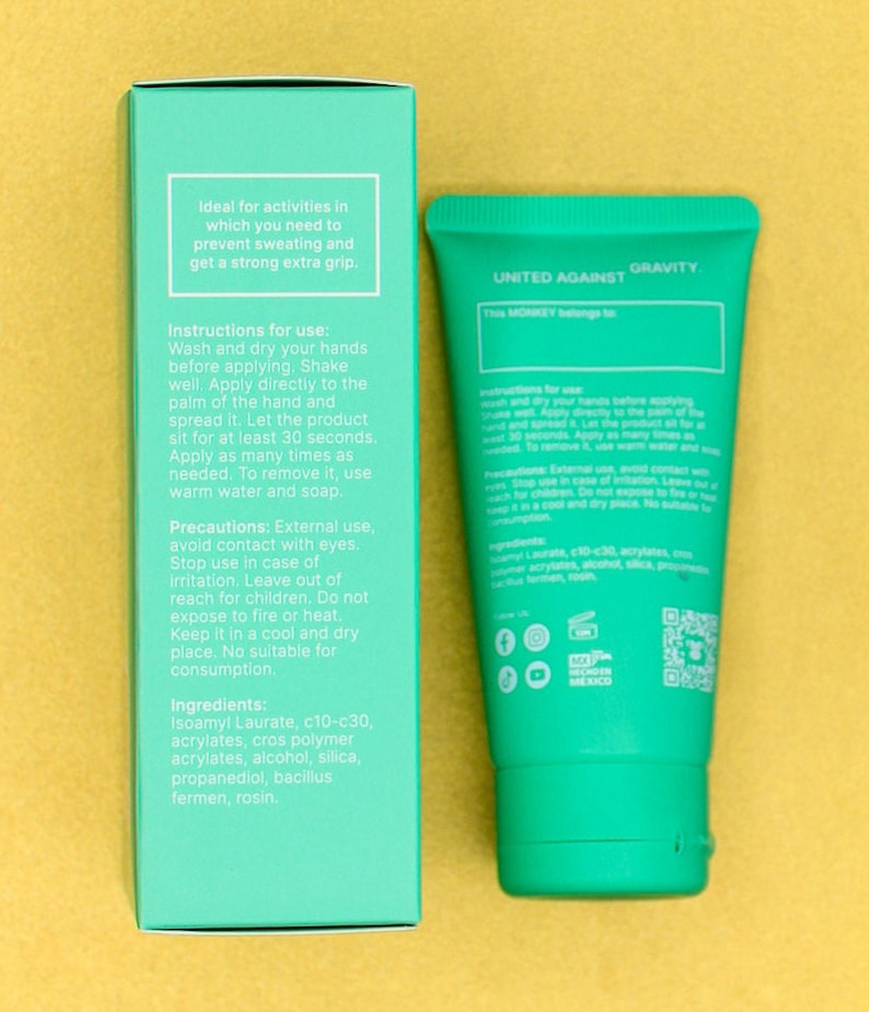 Pu&ograve; includere: Un tubo verde di crema per le mani con le parole "United Against Gravity" e "This Monkey belongs to" sul davanti. Il retro del tubo elenca gli ingredienti e le istruzioni per l'uso.