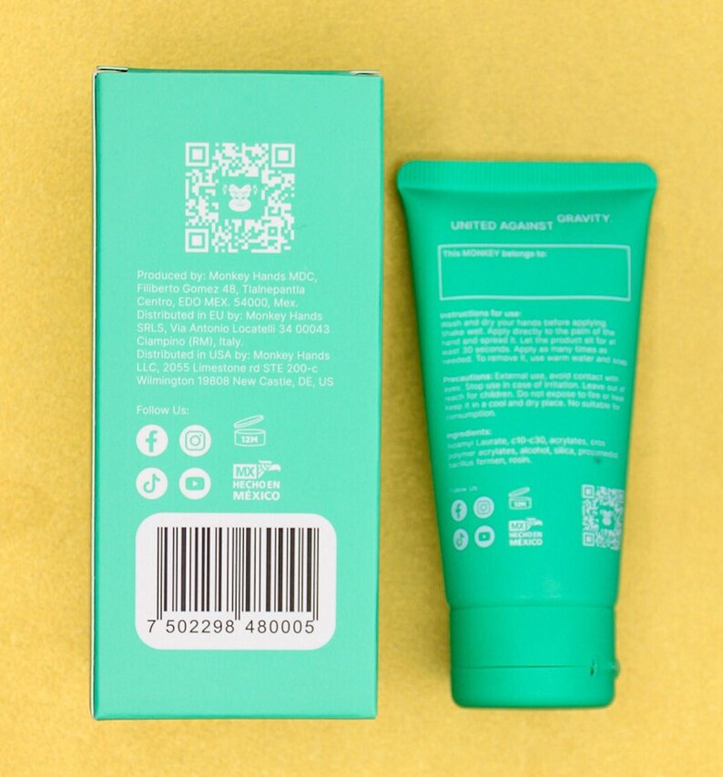 Pu&ograve; includere: Un tubo verde di crema per le mani con le parole "UNITED AGAINST GRAVITY" stampate sul davanti. Il tubo &egrave; etichettato con un codice QR e icone di social media. Il retro della scatola contiene informazioni sul prodotto, tra cui il produttore, il distributore e le informazioni di contatto. La scatola contiene anche un codice QR e icone di social media.