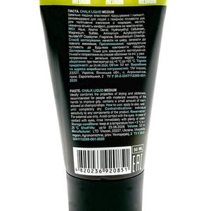 Może przedstawiać: Czarno-zielona tubka płynnej kredy z białym napisem "MEDIUM". Tubka zawiera tekst w języku angielskim i ukraińskim, w tym instrukcje i składniki. Produkt ma pojemność 50 ml.