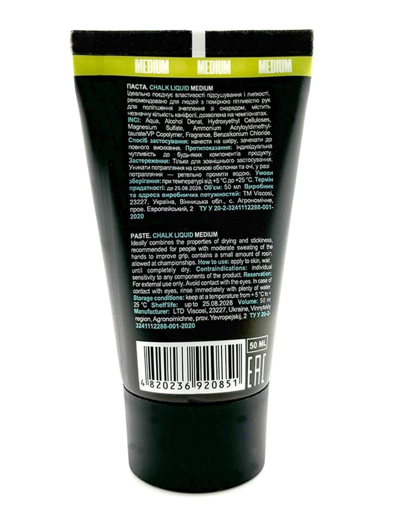 Może przedstawiać: Czarno-zielona tubka płynnej kredy z białym napisem "MEDIUM". Tubka zawiera tekst w języku angielskim i ukraińskim, w tym instrukcje i składniki. Produkt ma pojemność 50 ml.