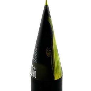 Może przedstawiać: Czarno-zielona tubka kosmetyczna z stożkowatą g&oacute;rą i cylindryczną podstawą. Tubka ma zielony wz&oacute;r liścia i tekst. Podstawa jest czarna, a g&oacute;ra ma kształt spiczastego stożka.