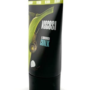 Może przedstawiać: Czarna tubka płynnej kredy Viscosi z grafiką zielonego liścia i ślimaka. Na tubie u g&oacute;ry znajduje się zielony napis "MEDIUM". D&oacute;ł tuby jest czarny.