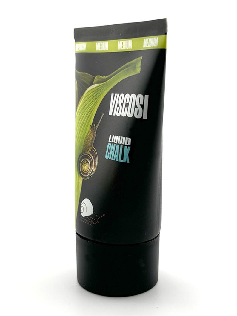 Może przedstawiać: Czarna tubka płynnej kredy Viscosi z grafiką zielonego liścia i ślimaka. Na tubie u g&oacute;ry znajduje się zielony napis "MEDIUM". D&oacute;ł tuby jest czarny.