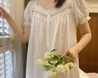Vintage Weißes Nachthemdkleid | Kurze Ärmel mit Feen-Schnürung | Mode für Damen mit V-Ausschnitt | Reine weiße Baumwolle | Sommernachtkleid