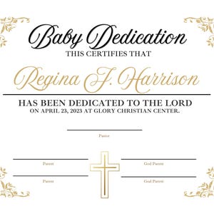 Pode incluir: Um certificado de dedicação de bebê com uma elegante escrita dourada e preta. O certificado inclui o texto "Baby Dedication" e "Regina J. Harrison". Também apresenta cantos florais dourados decorativos e uma cruz dourada.