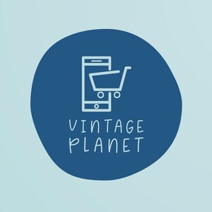 Puede incluir: Un círculo azul con un contorno blanco y un icono blanco de un teléfono inteligente con un carrito de compras en la parte superior. El texto "Vintage Planet" está escrito debajo del icono.