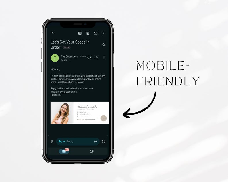 Op de afbeelding: Een mobiel telefoonscherm met een e-mail van "The Organizers" met het onderwerp "Let's Get Your Space in Order". De e-mail bevat een foto van een vrouw en de tekst "Hi Sarah, I'm now booking spring organising sessions at Simply Sorted. Whether it's your closet, pantry, or entire home - we'll turn chaos into calm. Reply to this email or book your session at www.simplysortedco.com. Talk soon."
