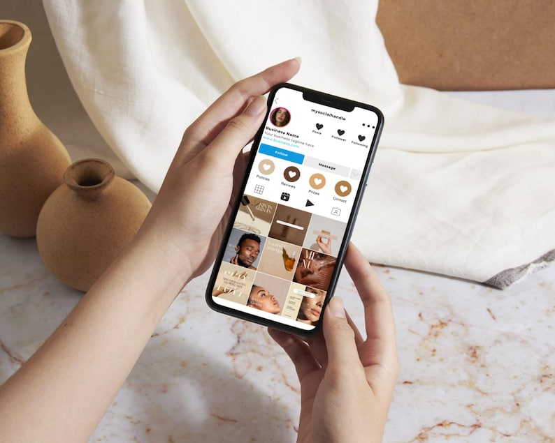 Op de afbeelding: Een persoon scrolt door een social media-app op hun telefoon. De app is Instagram en het profiel is voor een bedrijf genaamd "mystylecafe". Het profiel heeft een foto van een vrouw met bruin haar en een wit shirt. Het profiel heeft 1.000 volgers en 100 berichten. Het profiel heeft een raster met foto's in een neutrale kleurstelling.