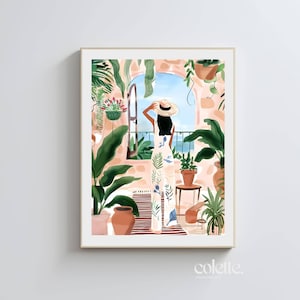 Puede incluir: Una mujer con un mono blanco con estampado floral se encuentra en una puerta mirando hacia el océano. Lleva un sombrero de paja y está de espaldas al espectador. La puerta está rodeada de exuberantes plantas verdes y una pared de ladrillo.